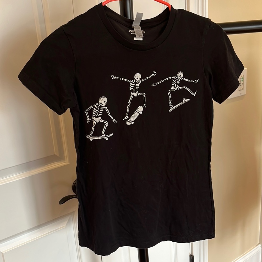 Skeleton skateboard Tee